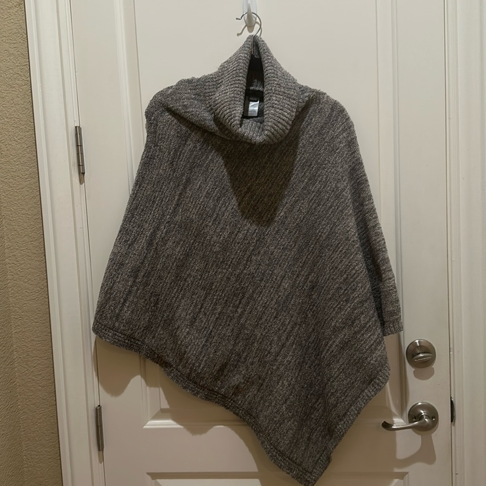NWOT Barefoot Dreams grey poncho. Never worn in pristine condition. Period